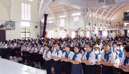 THIẾU NHI VIẾNG THÁNH THỂ